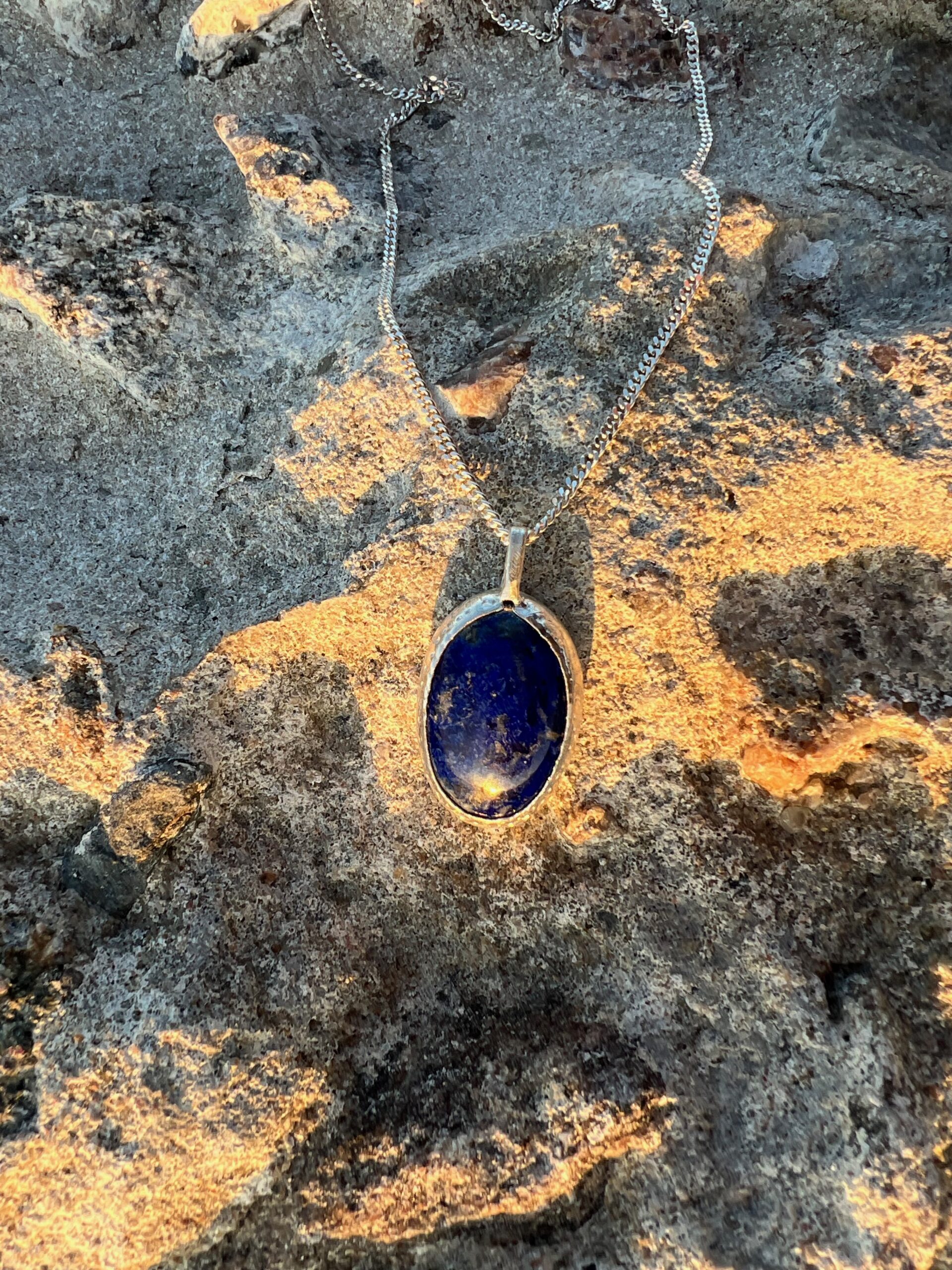 one-of-a-kind necklace in silver 925 with cabochon lapis lazuli