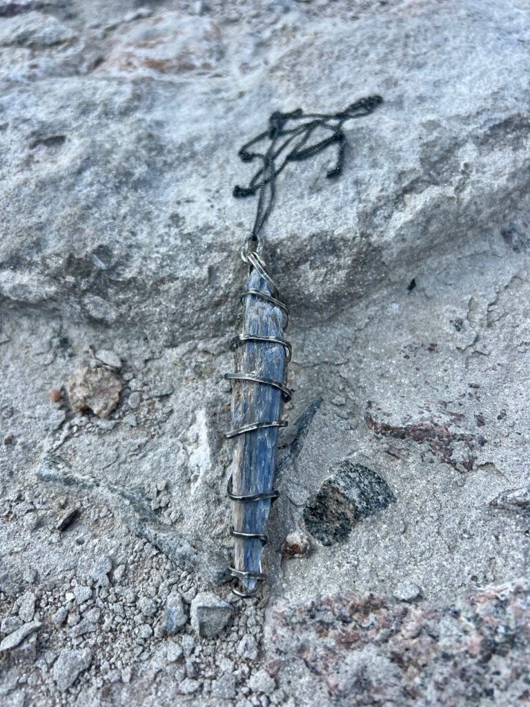 UNISEX NECKLACE IN OXIDIZED SILVER WITH RAW BLUE KYANITE