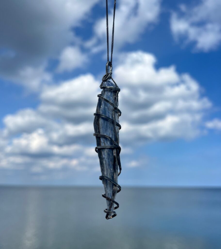 BLÅ KYANITE, HALSBAND I OXIDERAT SILVER