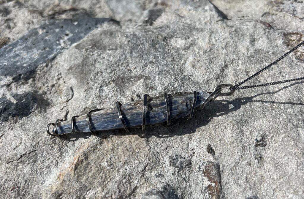 RÅ BLÅ KYANIT, HALSBAND I OXIDERAT SILVER