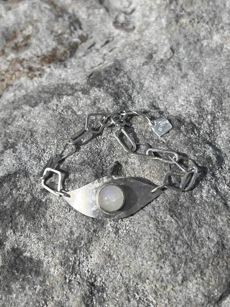 SILVER CHAIN BRACELET WITH CABOCHON CUT MOONSTONE