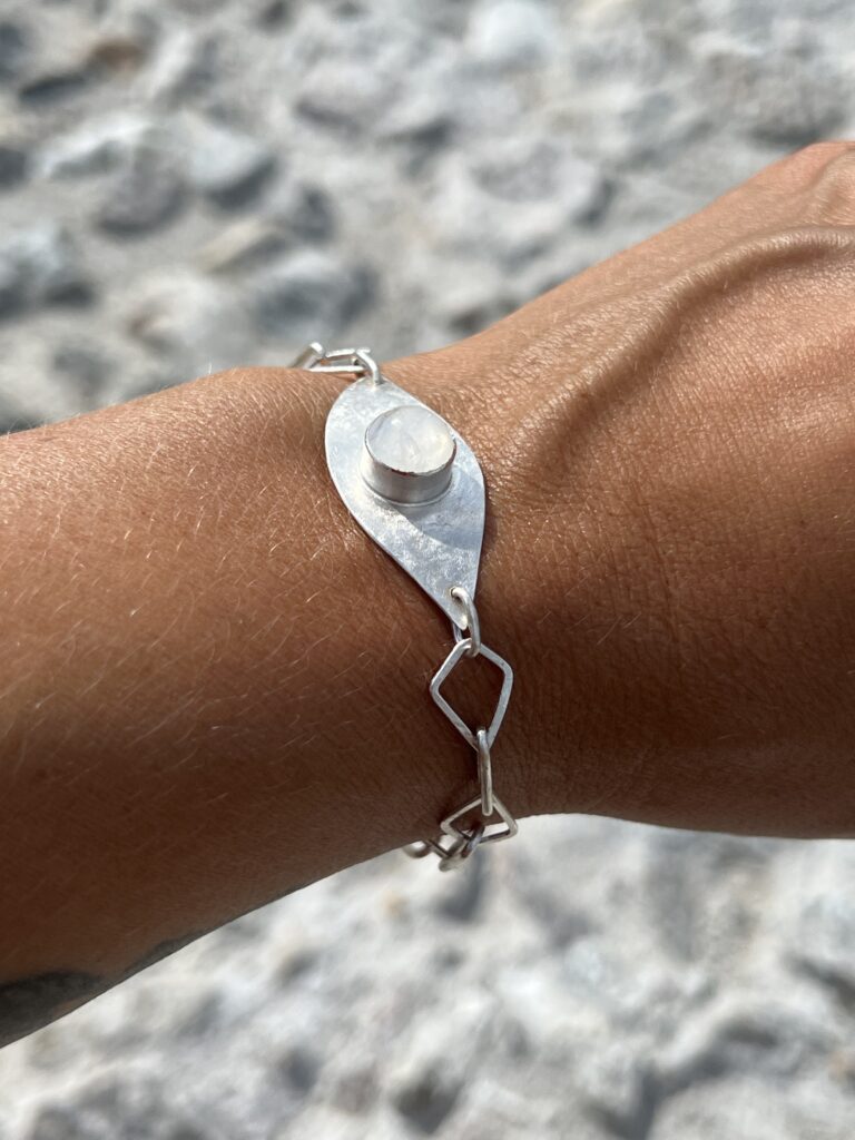 MOONSTONE. SILVER BRACELET